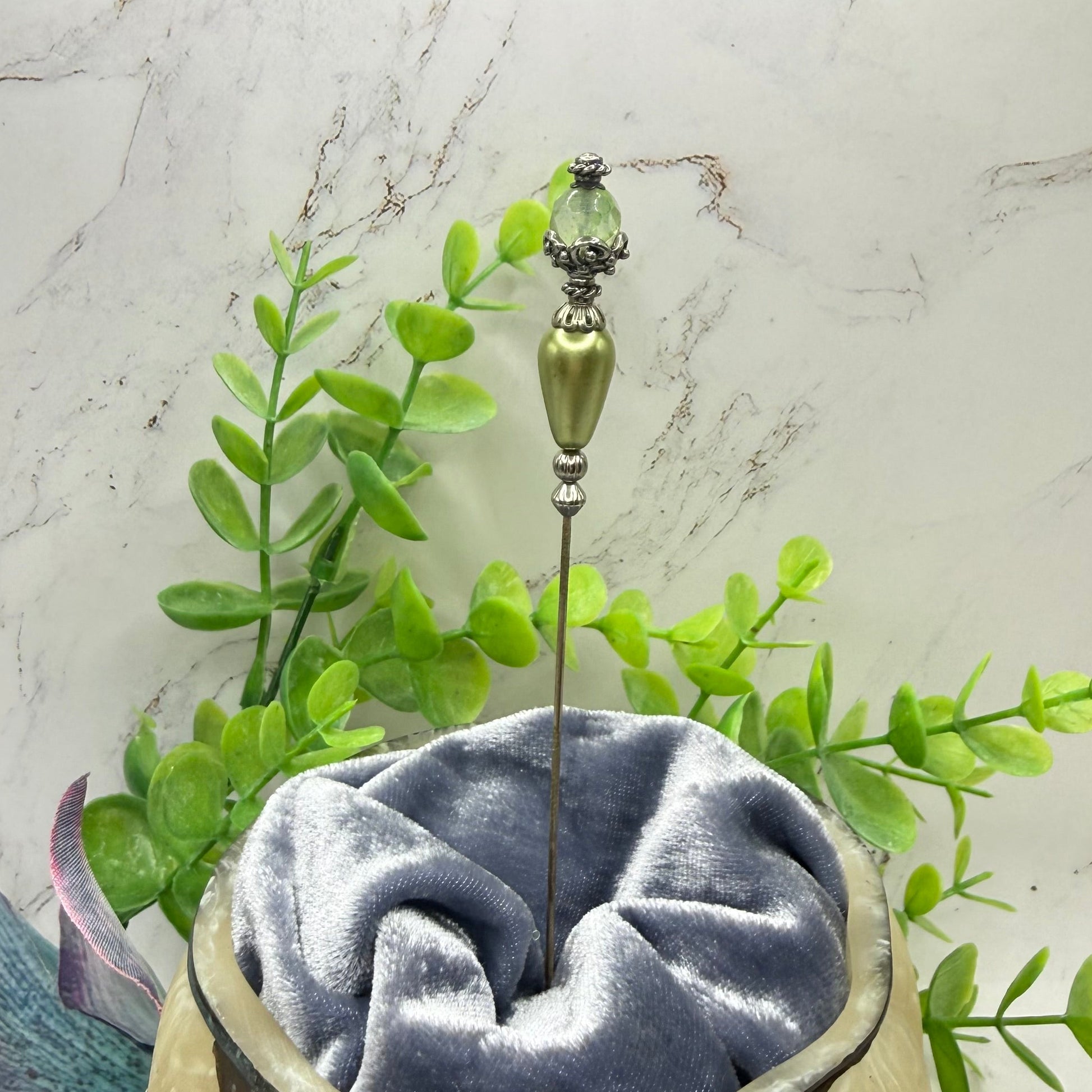 ✨ Handmade Vintage-Inspired Hatpin | Stick Pin | Hat Accessory | Sweater & Hijab Pin | Decorative Jewelry Gift for Her ✨

Teardrop Light Green Faux Pearl & Faceted Glass Crystal Silver Filigree Hatpin - 6 Inch