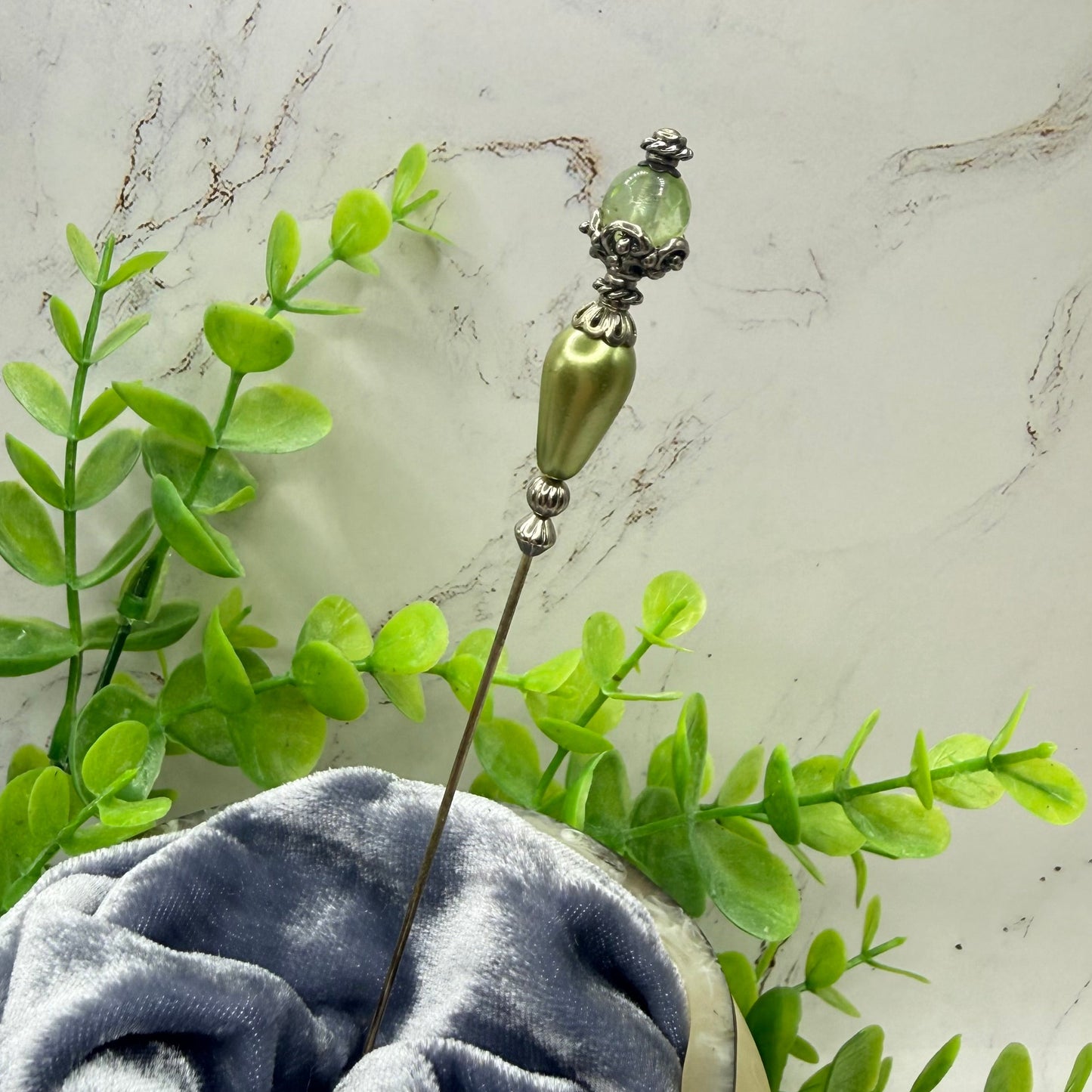 ✨ Handmade Vintage-Inspired Hatpin | Stick Pin | Hat Accessory | Sweater & Hijab Pin | Decorative Jewelry Gift for Her ✨

Teardrop Light Green Faux Pearl & Faceted Glass Crystal Silver Filigree Hatpin - 6 Inch