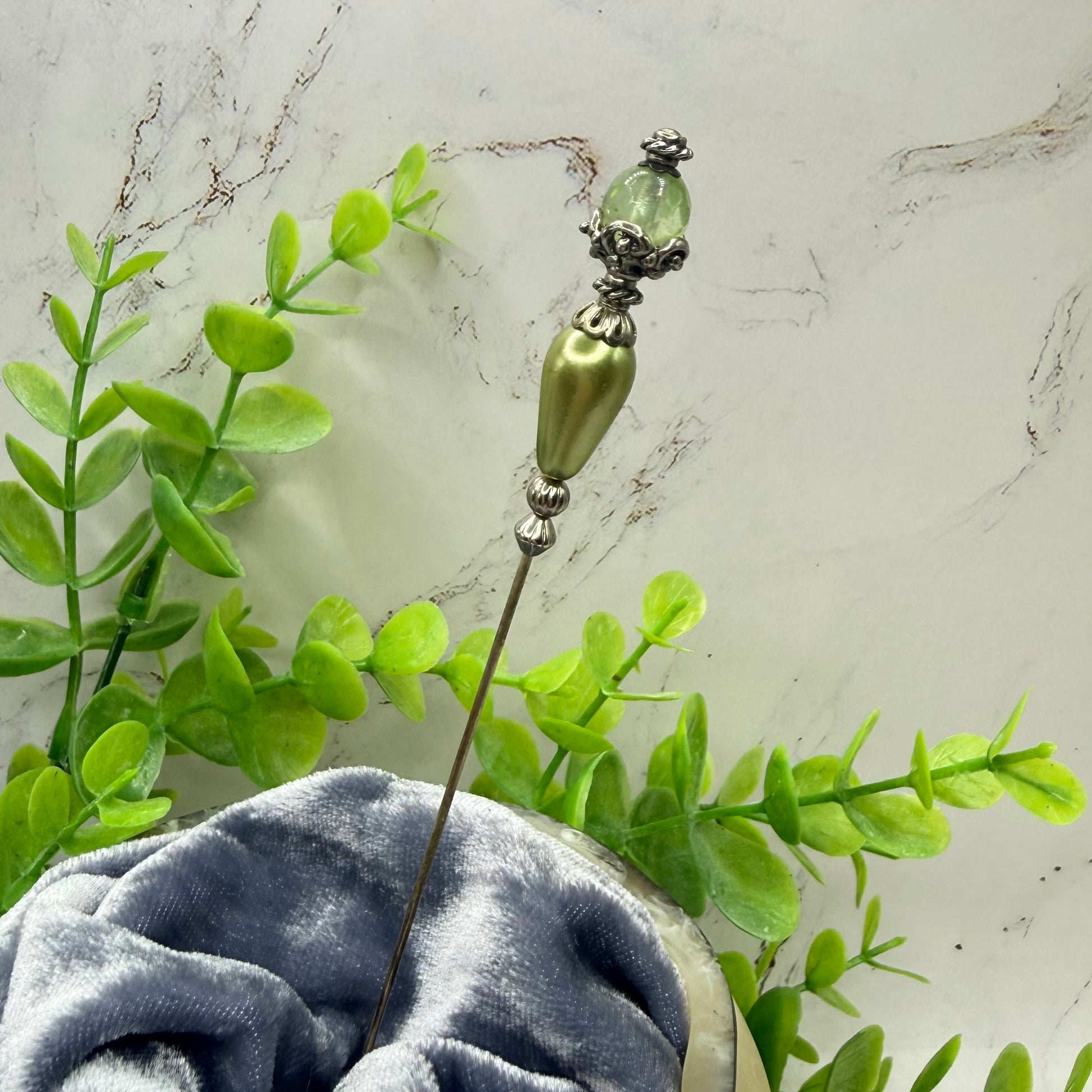 ✨ Handmade Vintage-Inspired Hatpin | Stick Pin | Hat Accessory | Sweater & Hijab Pin | Decorative Jewelry Gift for Her ✨

Teardrop Light Green Faux Pearl & Faceted Glass Crystal Silver Filigree Hatpin - 6 Inch
