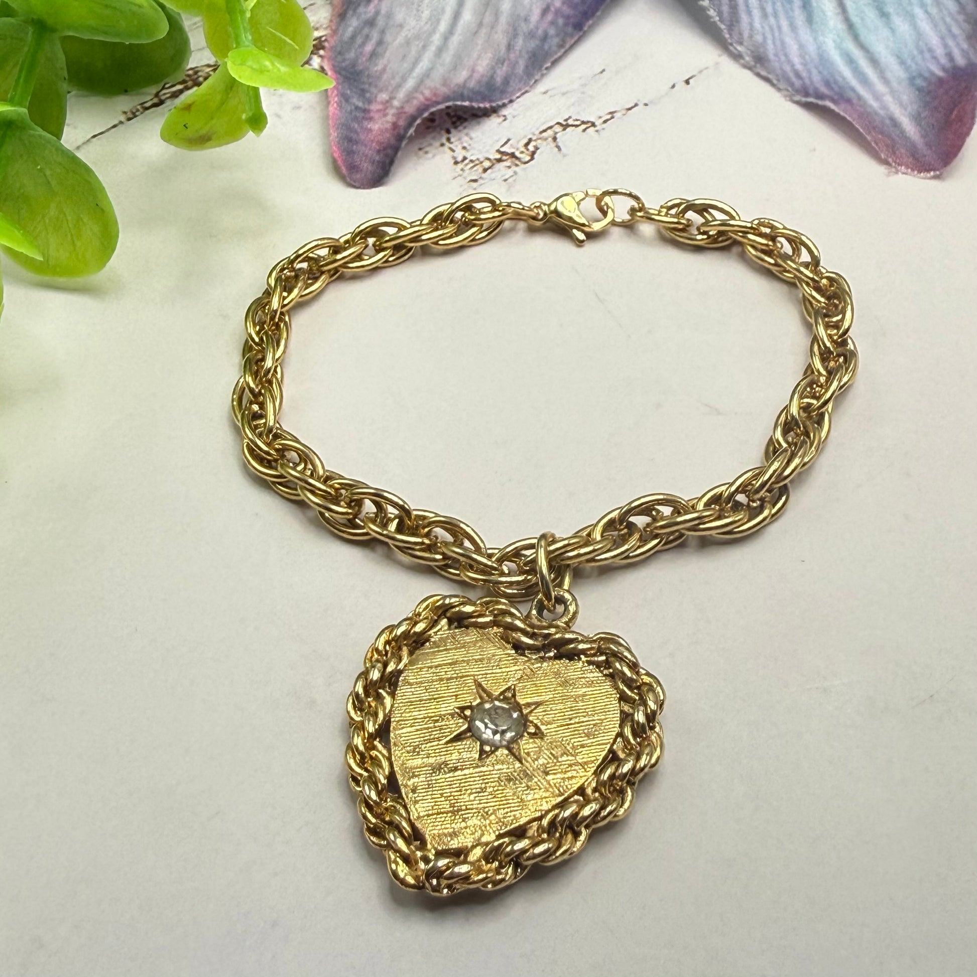 ✨Handmade Jewelry Designed to fit popular 17 to 20 cm (6 to 7 inch) Plushie Labubu Monster Dolls: add a stylish touch to your favorite plushie! ✨

Textured Rope Border Heart Pendant Necklace