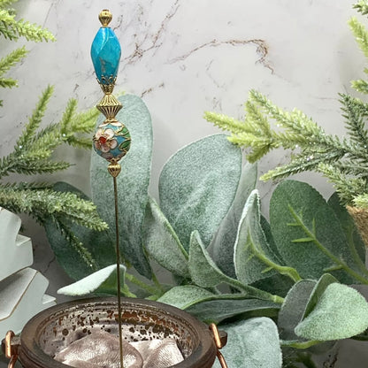 ✨ Handmade Vintage-Inspired Hatpin | Stick Pin | Hat Accessory | Sweater & Hijab Pin | Decorative Jewelry Gift for Her ✨
Turquoise Blue Gold Glass Cloisonné Flower Design - 6.75 Inch Hatpin