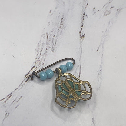 Handmade Doll Accessories Designed to Fit popular 18-22 inch Fashion Dolls: add a stylish touch to your favorite doll! 
Blue beaded & Leaf Design Gold Filigree Dangle Hair Clip Barrette