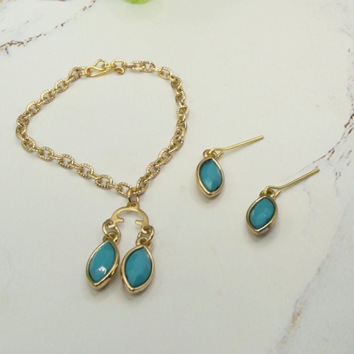 ✨ Handmade Doll Jewelry Designed to Fit popular 14 Inch Fashion Dolls: add a stylish touch to your favorite doll!✨

Turquoise Green Rhinestone Dual Pendant Gold Chain Dangle Doll Necklace & Earrings

   • Measurements: (see photos)- necklace measures 5-1/8 inches long