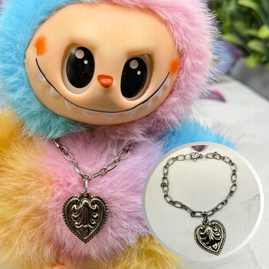 ✨Handmade Jewelry Designed to fit popular 17 to 20 cm (6 to 7 inch) Plushie Labubu Monster Dolls: add a stylish touch to your favorite plushie! ✨

Victorian-style Silver Heart Pendant Paperclip Style Chain Doll Necklace