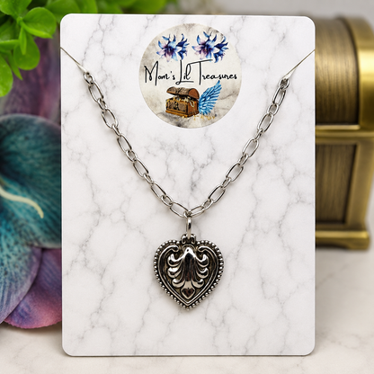 ✨Handmade Jewelry Designed to fit popular 17 to 20 cm (6 to 7 inch) Plushie Labubu Monster Dolls: add a stylish touch to your favorite plushie! ✨

Victorian-style Silver Heart Pendant Paperclip Style Chain Doll Necklace