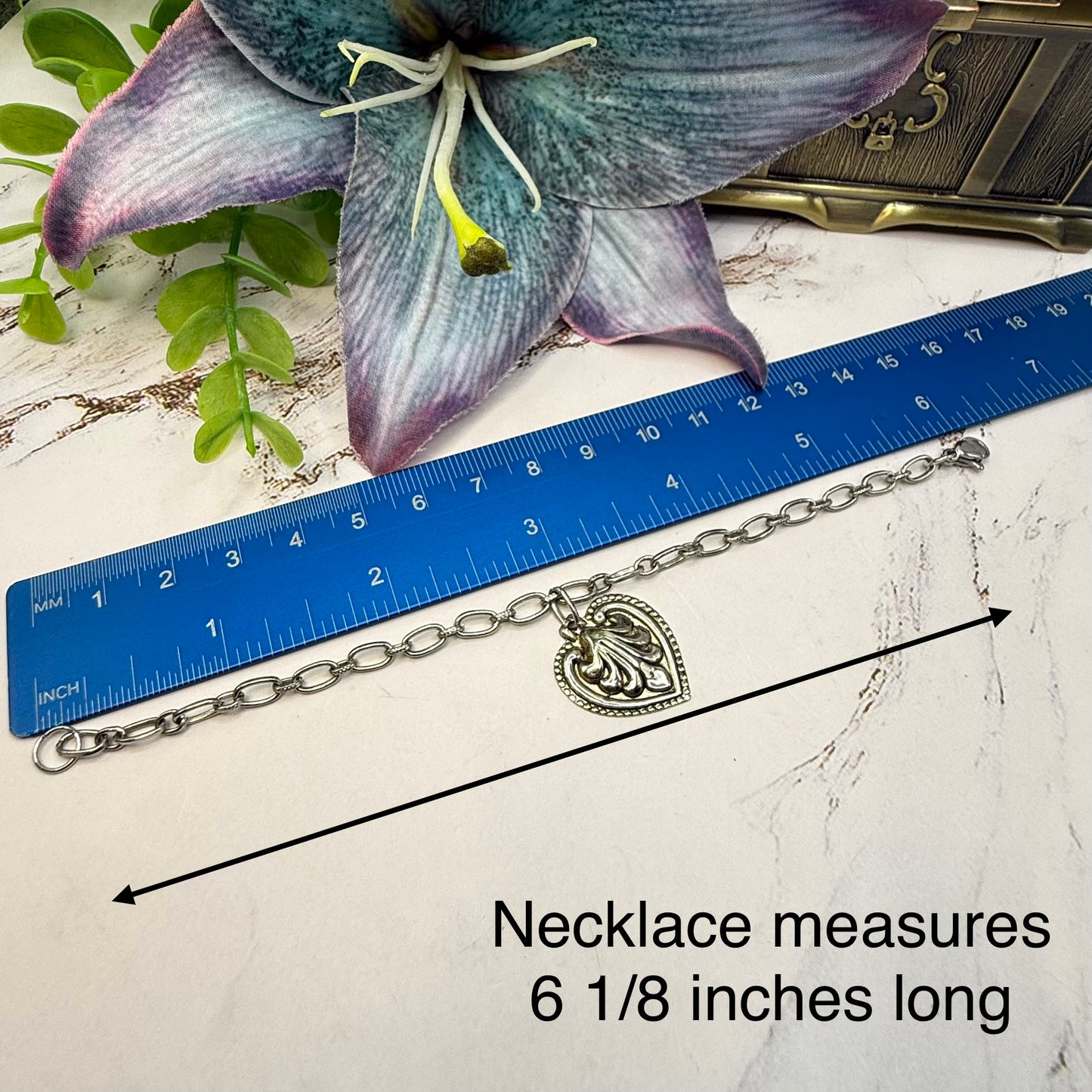 ✨Handmade Jewelry Designed to fit popular 17 to 20 cm (6 to 7 inch) Plushie Labubu Monster Dolls: add a stylish touch to your favorite plushie! ✨

Victorian-style Silver Heart Pendant Paperclip Style Chain Doll Necklace