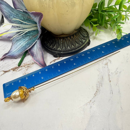 ✨ Handmade Vintage-Inspired Hatpin | Stick Pin | Hat Accessory | Sweater & Hijab Pin | Decorative Jewelry Gift for Her ✨

Yellow Amber Glass Cupped Faux Pearl Gold Tone Filigree Accent Hatpin - 7 Inch